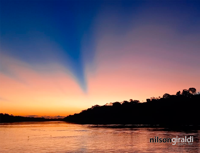 foto do céu ao anoitecer no rio Purus, Lábrea, AM, jun24.